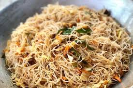 Panaskan minyak, tumis bumbu halus, salam, serai dan lengkuas sampai harum. Resep Membuat Bihun Goreng Tomyam Gurihnya Bikin Ketagihan