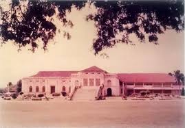 The landscape is a good spot to take beautiful photos with wood sculpture. Muzium Diraja Abu Bakar