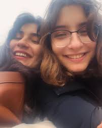 Winter in paris .. 🍂 Les arbres sont nus La couleur terre.. Şehrin  grisiyle buluşan sarı rengi.. gri bulutların arasından parlayan güneş  Karşına çıkan ve kaybolan.. Aşk gibi..