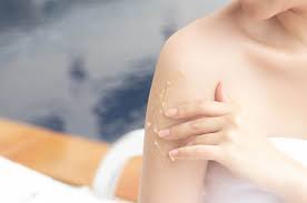 Body scrub sebaiknya digunakan setelah mandi. Inilah 3 Bahan Alami Untuk Membuat Body Scrub