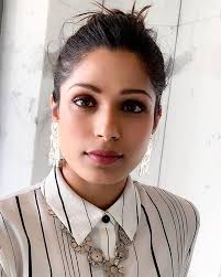 Freida pinto is pregnant with her first child with her fiancé, photographer cory tran. Pin On Bellas Mujeres