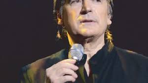 Il ne lâche pas le bras de celle qui est encore sa fiancée. Serge Lama Tickets Fur 2021 2022 Tour Information Uber Konzerte Touren Und Karten Von Serge Lama In 2021 2022 Wegow Deutschland