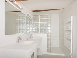 Le Beton Cire Materiau Ideal Pour Toutes Les Salles De Bain Idee Salle De Bain Salle De Bain Petite Salle De Bain