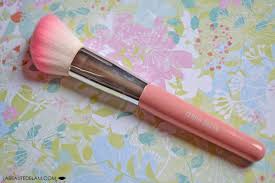 Il appliquait et modulait bien les produits ! La Beaute De Lam Blog Beaute Bien Etre Culture Et Gourmandise 11 Marques De Pinceaux Au Banc D Essai