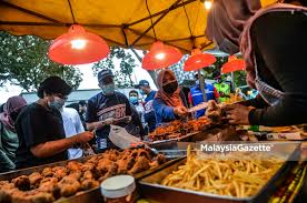 70, near petronas, kuala lumpur Asyraf Wajdi Zahida Berkempen Jom Daftar Vaksin Di Pasar Malam Tasik Sri Rampai