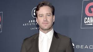 Полное имя — арманд дуглас хаммер (armand douglas hammer). Armie Hammer Apologizes For Referring To Lingerie Clad Woman In His Video As Miss Cayman Kvue Com