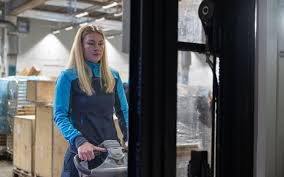 Hon kör ut bohusläningarnas julklappar: ”De brukar vara tillmötesgående”