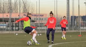 Grazie all'ottimo lavoro di dirigenza e staff, tutte le nostre azzurre si allenano sui campi di novarello e borgomanero, dalle under 12 alla prima squadra, senza eccezioni. La Nazionale Di Calcio Femminile Si Allena A Novarello La Stampa