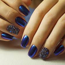 Uñas con esmalte de uñas azul marino brillante sobre fondo blanco. Ideas De Manicura En Tonos Azul Unas De Gel Bonitas Unas De Gel Cortas Manicura De Unas