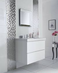 Silberne Streifen Auf Weissem Hintergrund Bader Fliesen Ideen White Bathroom Tiles Grey Bathroom Tiles Tile Bathroom