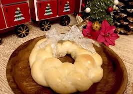 These bread wreaths are made from intertwined pieces of dough with layers of cinnamon and sugar. Christmas Wreath Bread Recipe By Anna Cookpad