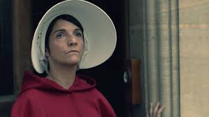 Portrait de l'humoriste florence foresti. Elisabeth Moss Elle Est Fan De La Parodie De The Handmaid S Tale Avec Florence Foresti News Series Allocine