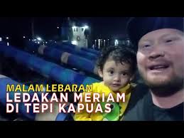 TRADISI MERIAM KARBIT RAKSASA di Tepi Sungai Kapuas Pada Malam Lebaran