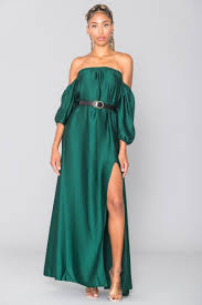 Comment porter un col de chemise original ? Robe Longue Verte Fluide Col Bardot Satinee Cinelle Paris Mode Femme Tendance