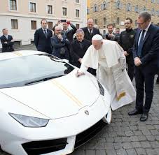 Keine messen mehr vor scharen von gläubigen. Lamborghini Papst Signiert Auto Schon Ist Es 900 000 Euro Wert Welt