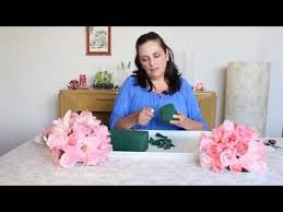 Concretamente, hay un tipo de colgantes que son muy característicos de los años sesenta, gracias a la moda hippie y no son otros que los colgantes de. Como Hacer Una Esfera Colgante De Flores Youtube