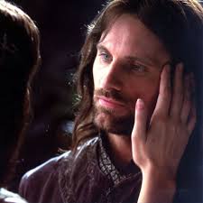 Aragorn is played by viggo mortensen, though stuart townsend was originally cast in the role. Viggo Mortensen As Aragorn Gifs From The Lord Of The Rings Popsugar Celebrity Uk
