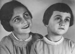 El único sobreviviente de la familia frank fue oto, su padre, quien en 1947, dos años después de terminada la guerra, publicó el diario bajo el título la casa de atrás. Margot And Anne Frank Holocaust Encyclopedia