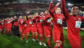 Jean louchet et ses partenaires du vendée les herbiers football peuvent avoir le sourire après leur victoire face au stade lavallois lors du 8e tour de coupe de france. Psg Finalgegner Vendee Les Herbiers Die Red Devils Vom Land