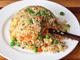 Time lunch, boleh ambil segengam nasi atau satu senduk, lauk berprotein dan lebihkan sayuran. Menu Sederhana Untuk Sarapan Sehat