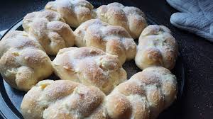 Resepi roti bun ini boleh dianggap sebagai salah satu resepi roti guna tepung gandum yang mudah untuk dibuat. Roti Golok