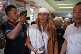 Habib bahar bin smith divonis 3 tahun penjara oleh majelis hakim dalam kasus penganiayaan dua remaja bahar smith dituntut hukuman 6 tahun penjara karena diyakini bersalah dan tebukti telah. Istri Habib Bahar Bin Smith Sedih Dan Terpukul Melewati Idulfitri Tanpa Suami Jpnn Com