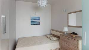 Dazu gehört, auch kleine räume mit schwierigem grundriss optimal einzurichten, ohne dass das zimmer zu voll gestellt aussieht oder. Kleines Schlafzimmer Einrichten So Geht S Diy Sixx De