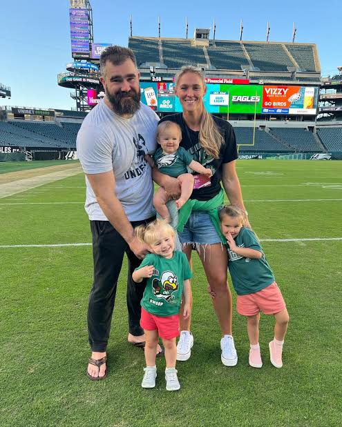 Jason Kelce's daughter Bennett cheers on dad at 1st NFL game - ABC News