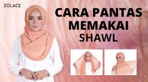 This is not done by me,this is done by my little sister.i upload this video so that girls/women with hijab who wants to try something different,can learn. Shawl Tutorial 2017 Cara Pantas Untuk Memakai Shawl Buat Anda Yang Sibuk Sepanjang Hari Youtube