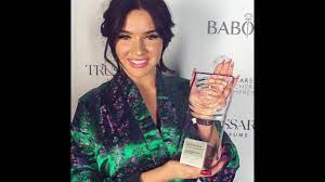 Avon far away rebel & diva. Shirin David Ubergabe Deutscher Parfumpreis Fur Cbtc Youtube