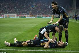 Olympiacos 0 3 Arsenal Olivier Giroud Scores Superb Hat Trick Soccer Good Soccer Players Arsenal
