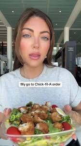 dietitian tries pookie’s Chick-Fil-A order 🥗🍟 most people assume the  salad is the “lighter” choice, but Pookie’s salad has >800 cal! if were  just talking calories, she’d be better off ordering a Spicy ...