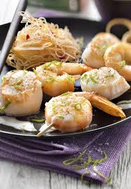 Recette Brochettes De Saint Jacques Et Gambas Marinees Au Lait De Coco Et Citron Vert Vermicelles Sautees Au Piment 750g Recette Recette Brochette Brochette Saint Jacques Brochette