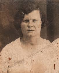 Amigos, compartimos esta fotografía de Anna Dmitrevna Guschina, nacida en  Rusia, vivió en San Javier (Uruguay), donde se casó y tuvo hijos uruguayos,  emprendieron el viaje de retorno a su patria natal,