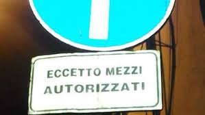 Sfido chiunque a capire se questo cartello in via monte rocchetta, alle vigne nuove, indica di svoltare a destra o a sinistra. A Brindisi I Mezzi Autorizzati Non Possono Rispettare L Obbligo