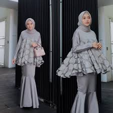 Pemilihan dress yang aman untuk ibu hamil seperti black dress juga bisa kamu jadikan pilihan. 10 Inspirasi Gaya Hijab Ibu Hamil Untuk Kondangan Cantik Ya