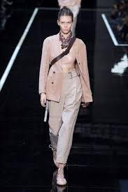Adequado para crianças de 9kg a kg (de cerca meses a anos). Sfilata Emporio Armani Milano Collezioni Primavera Estate 2019 Vogue Fashion Emporio Armani How To Wear
