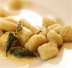 Ho mangiato nuovamente gli gnocchi di malga quest'estate, dopo tantissimi anni e mi sono piaciuti così tanto, che avrei voluto provare a farli a casa, ma pensavo fosse difficile. Gnocchi Di Ceci Cipollotto E Formaggio Di Malga Mangiare Bene