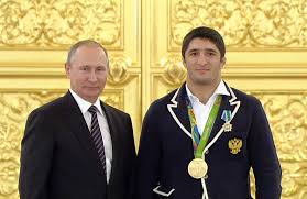 Абдулрашид садулаев одержал победу над американцем кайлом снайдером и завоевал золото олимпийского турнира по вольной борьбе в категории до 97 кг. Abdulrashid Sadulaev Poprosil U Putina Gosnagrad Dlya Sportsmenov Ria Derbent