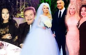 Rizeli bir aileden gelen sakarya doğumlu olup uzun süre almanya'da yaşayan peker, turancı olduğunu dile getirmektedir.1990 yılında t. Sedat Peker Ve Ozge Peker In Dugunune Unlu Akini