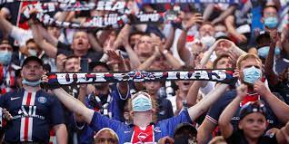 Une voix tubée se produit en ouvrant la gorge et le palais mou et en faisant résonner la voix dans la zone pharyngée. Au Parc Des Princes Fete Et Defaite Pour Les Fans Du Psg Sur Fond De Covid 19