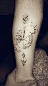 Tatouages boussole 99 idees avec la signification. Pin By Seba17 On Arrows Tattoos Tattoos For Guys Arrow Tattoos Tattoos