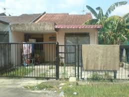 Tak masalah jika teras rumahmu kecil. 2 Rumah Segera Di Kawasan Padat Rumah Lelong Gombak