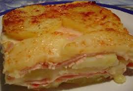 Tagliate a fettine molto sottili le patate (preferibilmente con la mandolina), mentre le tagliate immergetele in acqua fredda. Tortino Di Patate