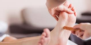 Cara menyembuhkan sakit di tumit dan telapak kaki. 4 Manfaat Refleksi Kaki Ini Baik Untuk Kesehatan Tubuh