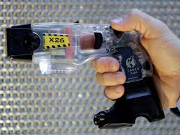 It fires two small barbed darts intended to. Elektroschocker Aus Amerika Schlussel Lippenstift Und Taser Kriminalitat Faz