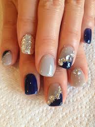 Uñas con esmalte de uñas azul marino brillante sobre fondo blanco. Disenos De Unas Acrilicas En Color Azul Marino Decoracion De Unas