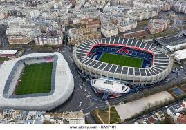 Die arena zählt zu den ältesten spielstätten frankreichs und wurde bereits 1897 eröffnet.anfangs wurden im parc des princes, der zu beginn stade vélodrome du parc des princes hieß, radrennen ausgetragen, ehe 1899 das erste fußballspiel stattfand. Luftaufnahme Von Le Parc Des Princes Stadion Fur Fussball Team Paris Saint Germain Und Stade Jean Bouin Home Der Rugbymannschaft In Paris Frankreich Stockfotografie Alamy