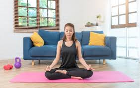 Giữ tinh thần lạc quan và thực hiện các bài tập nhẹ nhàng giúp tạo không gian thuận lợi cho bé xoay ngôi 