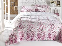 Düz renklerde nevresimler zarif ve basit olabilir ve yatak odanıza modaya uygun bir otel tarzı verebilir. Eponj Home Tek Kisilik Kapitone Yatak Ortusu Seti Coretta A Pembe Alkapida Com